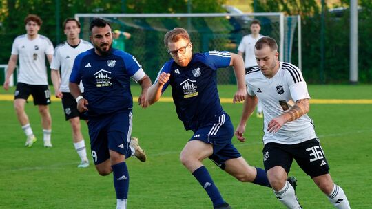 Akquirierte neue Mitspieler: Der Pfaffen-Schwabenheimer Kapitän Apo Kurtoglu Dritter von links, im Duell mit Meister SG Weinshei