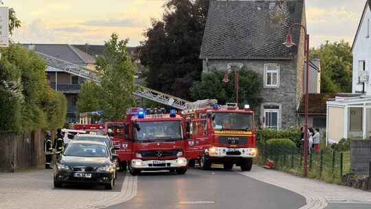 Die Feuerwehren der VG Wirges sind mit einem großen Aufgebot zur Stelle. Auch eine Drehleiter kommt zum Einsatz.
