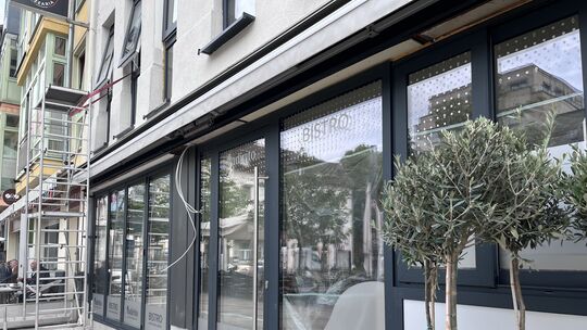 Die letzten Arbeiten laufen am neuen Bistro. Um Barrierefreiheit am Eingang zu ermöglichen, soll bei Bedarf eine Rampe angelegt