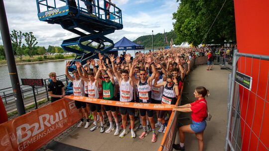 Auf die Plätze, fertig, los: An die 16.500 Läuferinnen und Läufer gehen beim diesjährigen B2Run in Koblenz an den Start.
