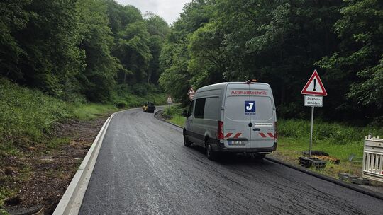 Die Firma Juchem Asphaltbau liegt bei den Arbeiten an der Flugplatzstraße zwischen Idar und Göttschied voll im Zeitplan. Asphalt