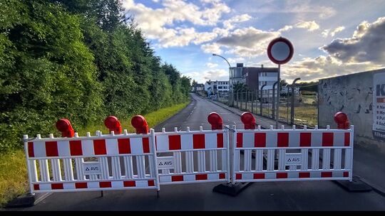 Etwa in Höhe des ehemaligen Grundstücks der Firma Ohl beginnt die Sperrung des Heckenwegs, die sich in Richtung Bahnhof über den