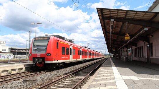 Vom 10. Juli bis 12. Dezember saniert die Deutsche Bahn die rechte Rheinschiene zwischen Troisdorf und Wiesbaden. In den Abendst