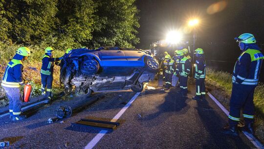 35 Feuerwehrleute aus den Einheiten Dreisbach, Nistertal und Unnau waren am Montababend bei dem schweren Unfall auf der L293 zw
