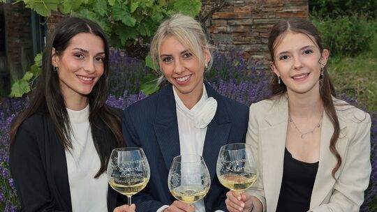 Lara Surget (von links), Victoria Charlotte Zimermann und Leonie Krupp haben bereits Erfahrungen mit der Weinkultur, aus eigener