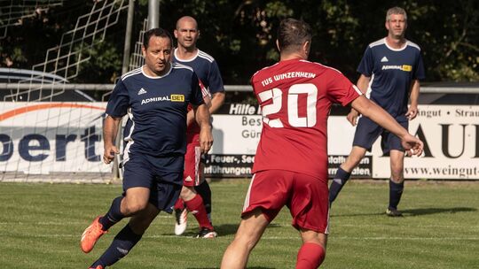 Der FSV Bretzenheim (blaue Trikots) und der TuS Winzenheim, die sich im Vorjahr in der Vorrunde gegenüberstanden, sind auch in d