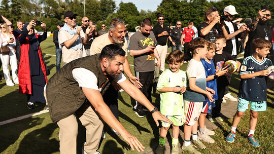 Yusuf Emre Kasal (vorne) feierte mit Rot-Weiss Wittlich den zweiten Aufstieg binnen eines Jahres - und blickt auf eine ereignisr