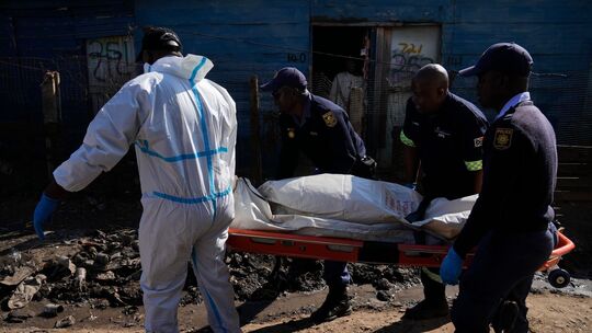 Bewaffnete in Südafrika fallen in Siedlung ein