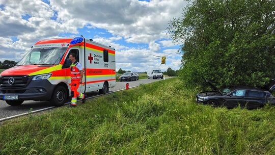 Nach dem Zusammenstoß blieb die L182 zwischen Gösenroth und Rhaunen rund 90 Minuten gesperrt. Auch ein Rettungshubschrauber war