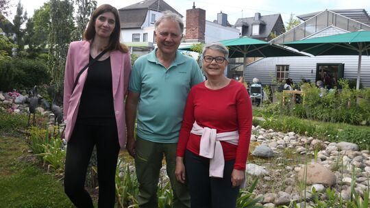 Hinter der Initiative von "Mendig blüht" stecken (von links) Nicole Mattern, Rose Freund und ihr Mann Gerd Cimiotti.
