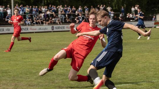 Wiederholungsspiel: Bereits vor einem Jahr in Kirn standen sich die B-Junioren der JSG Rotenfels (rote Trikots) und der JSG Merx