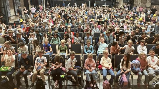 Rund 500 Grundschüler füllten das Kulturwerk. Auf Einladung der FWG Wissen konnten sie sich das Theaterstück "Held oder Huhn" an