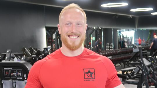 Simon Steber macht bei der Vorstellung des neuen Gymstar-Fitnesstudio in Alsdorf bewust eine einladende Geste. Die persönliche B Simon Steber macht bei der Vorstellung des neuen Gymstar-Fitnesstudio in Alsdorf bewust eine einladende Geste. Die persönliche B