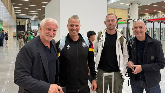 Da kreuzten sich die Wege der Deutschen an der Passkontrolle von Mexiko-Stadt: Rudi Völler, Christian Hartmann und dessen Kumpel