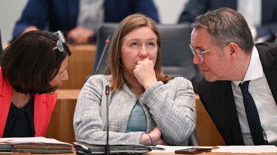 Wenn Ministerinnen und Minister - wie etwa Daniela Schmitt (links) oder Katharina Binz (Mitte) aus dem Amt ausscheiden, erhalten Wenn Ministerinnen und Minister - wie etwa Daniela Schmitt (links) oder Katharina Binz (Mitte) aus dem Amt ausscheiden, erhalten