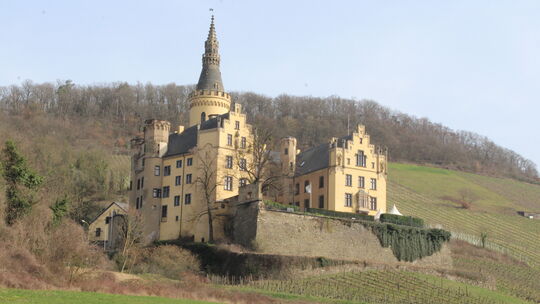 Schloss Arenfels führt mit einem abwechslungsreichen Programm Gäste nach Bad Hönningen.