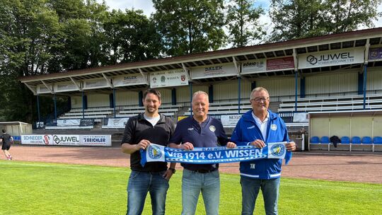 Der Sportliche Leiter Philipp Klappert (links) und der erste Vorsitzende Thomas Nauroth (rechts) freuen sich, Dirk Hannappel als