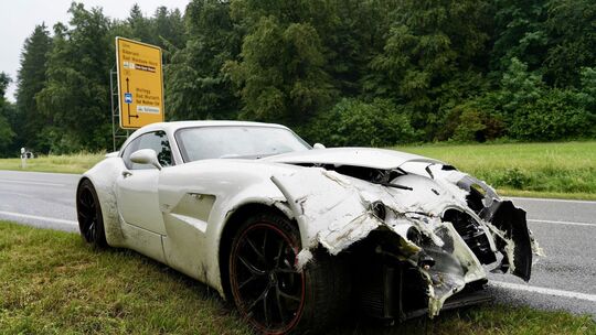Senior fährt teuren Sportwagen gegen Leitplanke