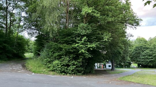 Hier führt vom Parkplatz des Schwimmbades Linderhohl der Wirtschaftsweg hinauf zu den zukünftigen Parkflächen. Rechts im Bild da
