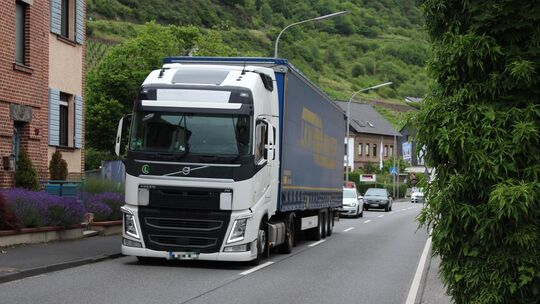 Noch dürfen Fahrzeuge mit Tempo 50 auf der B42 durch den Ortskern von Leutesdorf fahren. Die vom Ortsgemeinderat im Dezember 202
