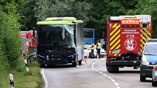 Zwei Busse stoßen in Oberbayern zusammen - mehrere Verletzte Zwei Busse stoßen in Oberbayern zusammen - mehrere Verletzte