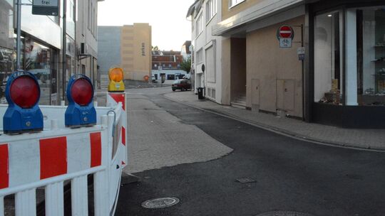 Am Ende der Beinde, an der Ecke zur Kreuzstraße auf Höhe Schuhhaus Frank, beginnt die Bad Kreuznacher Stadtentwässerung (BKSE) m Am Ende der Beinde, an der Ecke zur Kreuzstraße auf Höhe Schuhhaus Frank, beginnt die Bad Kreuznacher Stadtentwässerung (BKSE) m