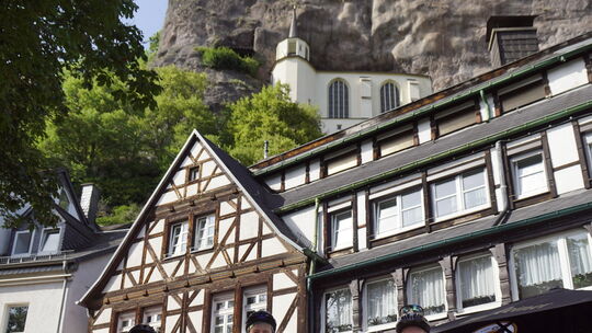 Eines der vielen Highlights auf der langen Tour durch den Hunsrück war für die radelnden Brasilianer das Gruppenfoto am Fuße der