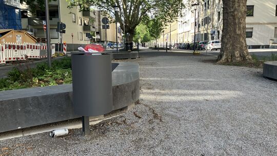 Zehn Mülleimer sind in der neugestalteten Koblenzer Südallee zwischen Friedrich-Ebert-Ring und Markenbildchenweg aufgestellt wor