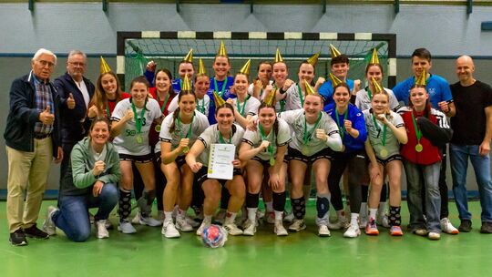 Nach dem Jubel über die Oberligameisterschaften durften sich die Handballerinnen des TV Welling nun auch verspätet über den Aufs