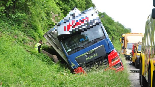Verkehrsunfall auf der Autobahn A61 kurz hinter dem Autobahndreieck Bad Neuenahr-Ahrweiler in Richtung Koblenz.