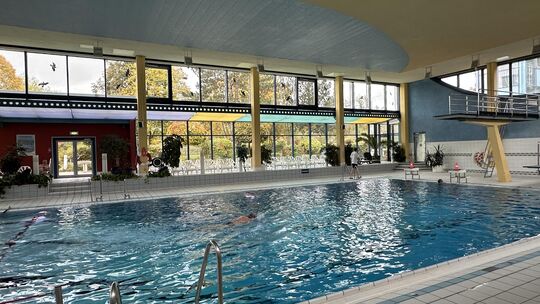 Das Hallenbad in Montabaur wird noch eine Weile durchhalten müssen. Derzeit ist unklar, wann sich die Stadt und die Verbandsgeme