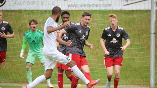 Nun sind beide in die Verbandsliga abgestiegen, Arminia Ludwigshafen (in weiß) genauso wie der SC Idar-Oberstein. Am letzten Obe
