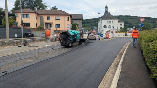 Die letzten Meter auf der B62 in Niederschelderhütte werden während des Pressetermins noch asphaltiert.