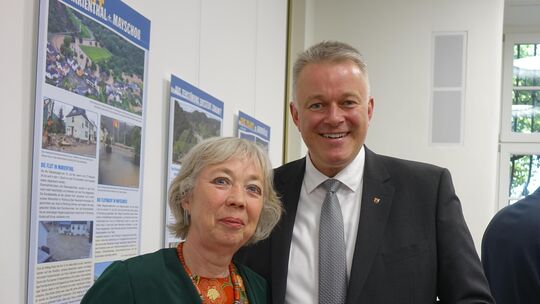 Ministerpräsident Gordon Schnieder, hier im Gespräch mit Annette Holzapfel, unterstützt das Vorhaben, auch in der Landeshauptsta