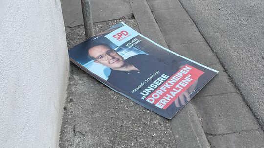 Nein, am Boden liegt die SPD in Rheinland-Pfalz nicht - trotz der Wahlniederlage gehört die Partei der Landesregierung an. Doch