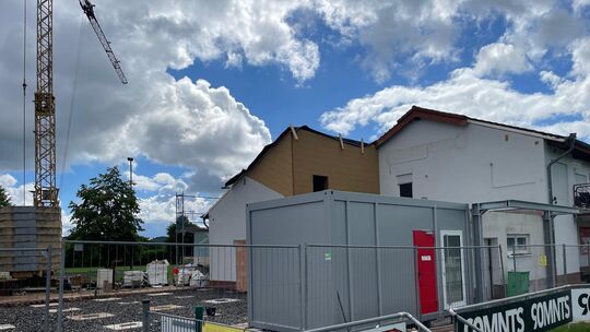 Das erste Modul in Container-Bauweise ist direkt neben dem bisherigen Sportheim auf das vorbereitete Fundament gesetzt worden.