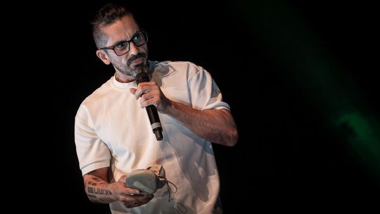 Der Bonner Comedian Tayfun darf als Lokalmatador ausnahmsweise an der Rebell-Comedy-Show in der Oper teilnehmen.