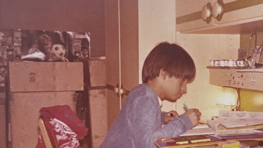 Der Autor als Elfjähriger bei den Hausaufgaben im Jahre 1978, das Sammelbildposter der WM in Argentinien hängt über dem Bett in Der Autor als Elfjähriger bei den Hausaufgaben im Jahre 1978, das Sammelbildposter der WM in Argentinien hängt über dem Bett in
