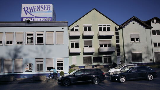 Seit Anfang März ist bekannt: Der Rhenser Mineralbrunnen hat Insolvenz beantragt. Wie ist der Stand des Verfahrens?