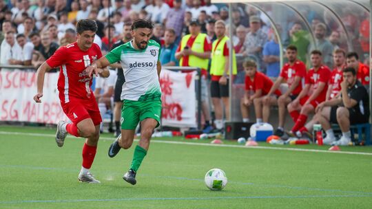 Temel Uzun (in Grün-Weiß, hier im Zweikampf im Entscheidungsspiel mit Malbergs Arthur Becker) schoss in den vergangenen zwei Spi