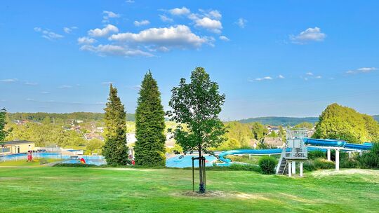 Das Freibad in Ransbach-Baumbach liegt malerisch am Wald mit toller Aussicht. Aktive Feuerwehrleute in der Verbandsgemeinde erha