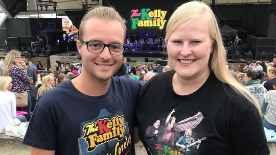 Auch 2018 besuchte Daniel Krienen aus Viersen mit Kelly-Freundin Andri das Kelly-Family-Konzert auf der Loreley - eine bleibende Auch 2018 besuchte Daniel Krienen aus Viersen mit Kelly-Freundin Andri das Kelly-Family-Konzert auf der Loreley - eine bleibende