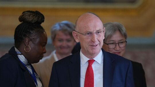 Britischer Verteidigungsminister tritt im Etatstreit zurück