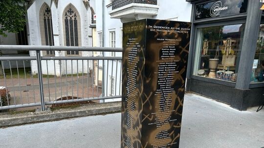 Beschmierte Gedenkstele Beschmierte Gedenkstele