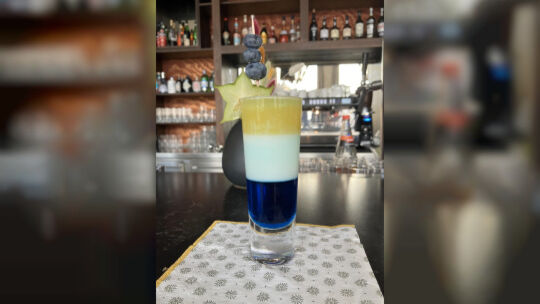 Blau, Weiß, Gelb: Das sind die Farben der Landesflagge von Curaçao. Und diese enthält auch „Punda“, ein Cocktail von Holger Kara