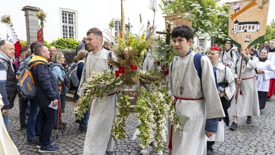 Mit Blumen und Fahnen hatten sich die Wallfahrer aus allen Himmelsrichtungen früh am Morgen auf den Weg nach Marienstatt gemacht