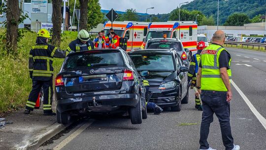 Der beschädigte Kombi verlor bei dem Unfall auf der B 41 sein linkes Vorderrad.
Feuerwehr, Rettungsdienst und Polizei waren an d