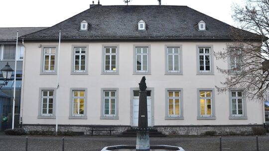 Weil der ältere Teil der Verbandsgemeindeverwaltung in Wallmerod, das frühere Amtsgericht aus dem Jahr 1820, saniert werden muss