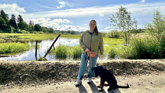 Sarah Rossi von der Stiftung Natur und Umwelt Rheinland-​​Pfalz (SNU) mit Sitz in Mainz betreut das Projekt Otterland. Hier bei