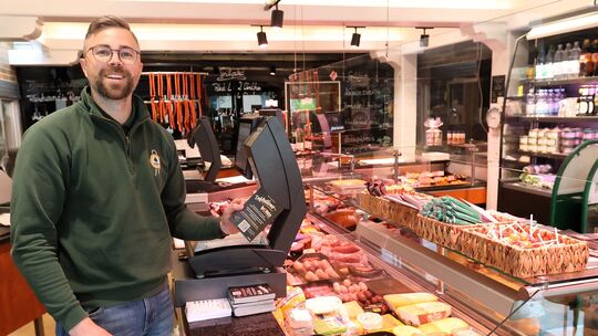 Die Landmetzgerei Born in Steimel: Metzgermeister Philipp Born hat im Juni die Preise für einige Produkte bewusst gesenkt.